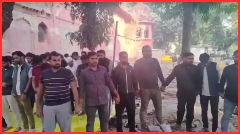 নামাজরত শিক্ষার্থীদের নিরাপত্তায় মানবঢাল হয়ে দাঁড়ালেন হিন্দু